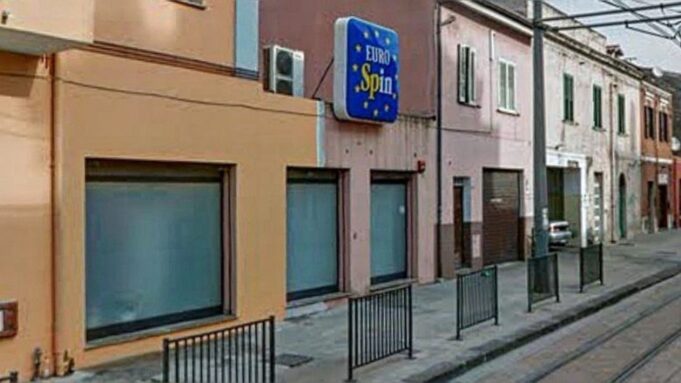 Sassari, furto al supermercato Eurospin: il ladro scappa con lo zaino pieno