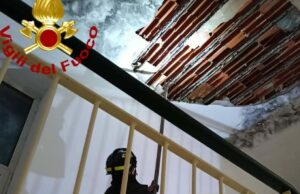 Crolla un solaio in una palazzina a Sassari, evacuate 15 famiglie
