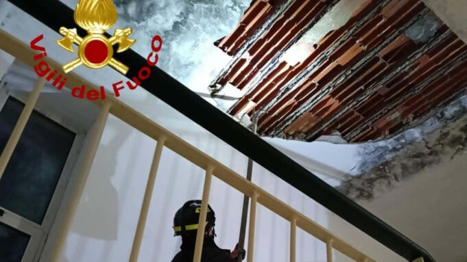 Crolla un solaio in una palazzina a Sassari, evacuate 15 famiglie