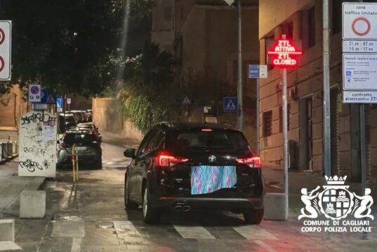 Cagliari, targa coperta con un asciugamano per entrare in Ztl: denunciato