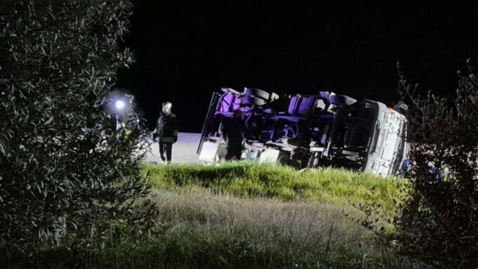 Panico lungo la 131 all’altezza di Uras: mezzo pesante si ribalta