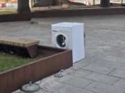 Cagliari, assurdo in piazza Matteotti: abbandonata una lavatrice