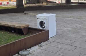Cagliari, assurdo in piazza Matteotti: abbandonata una lavatrice
