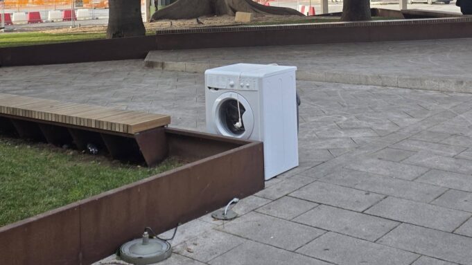 Cagliari, assurdo in piazza Matteotti: abbandonata una lavatrice