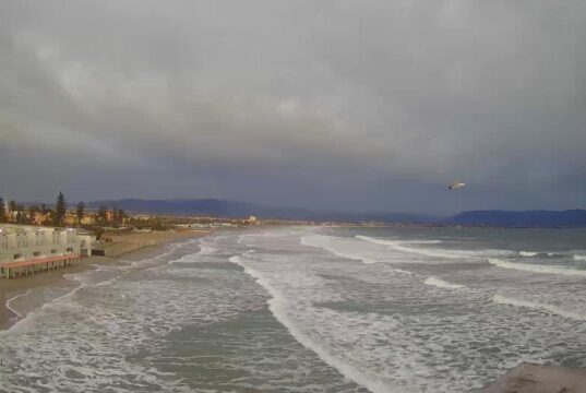 Il ciclone “Harry” giunge a Cagliari: aumenta il livello del mare al Poetto