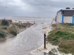 Cagliari, spiaggia del Poetto completamente inondata: acqua negli stabilimenti