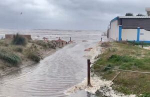 Cagliari, spiaggia del Poetto completamente inondata: acqua negli stabilimenti