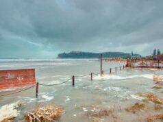 Cagliari, forte mareggiata e acqua in strada: lungomare Poetto chiuso al traffico