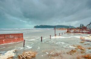 Cagliari, forte mareggiata e acqua in strada: lungomare Poetto chiuso al traffico