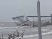 Cagliari, violente mareggiate al Poetto: crolla il pontile di Marina Piccola | Video