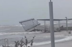 Cagliari, violente mareggiate al Poetto: crolla il pontile di Marina Piccola | Video