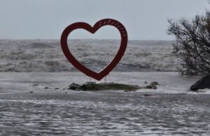 Capoterra, mareggiata insostenibile: evacuate circa 100 persone