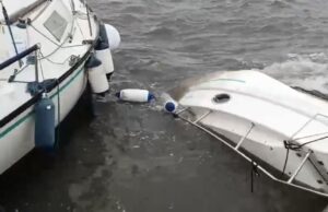 Sant’Antioco, barca si ribalta nel porto | Video