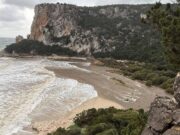 Ciclone Harry, mareggiata e disastri anche a Cala Luna: cancellata la spiaggia