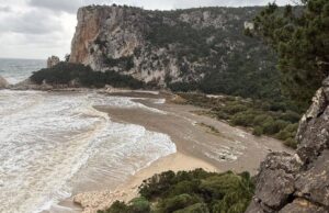 Ciclone Harry, mareggiata e disastri anche a Cala Luna: cancellata la spiaggia