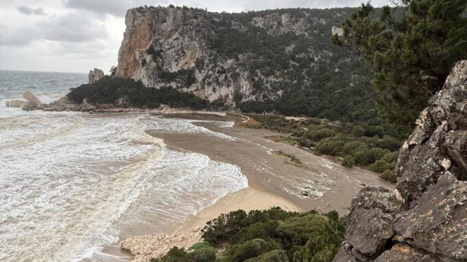 Ciclone Harry, mareggiata e disastri anche a Cala Luna: cancellata la spiaggia