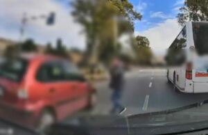 Tragedia sfiorata a Sassari, donna rischia di essere investita sulle strisce | Video