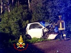 Olmedo, auto esce di strada e si schianta sugli alberi: conducente ferita