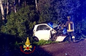 Olmedo, auto esce di strada e si schianta sugli alberi: conducente ferita