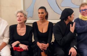 Sfilata Jacquemus a Parigi, Mahmood siede accanto a Elton John | Video