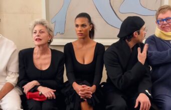 Sfilata Jacquemus a Parigi, Mahmood siede accanto a Elton John | Video