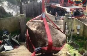 Quartu, grosso masso di granito rimosso dinnanzi alla casa di due anziani