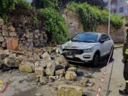 Paura a Sassari, crolla un muro in pietra: due auto distrutte