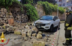 Paura a Sassari, crolla un muro in pietra: due auto distrutte