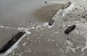 Cagliari, dalle mareggiate riaffiora un antico vascello al Poetto