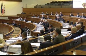 Finanziaria 2026 approvata in extremis, ma il centrodestra lascia l’Aula