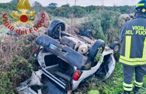 Aidomaggiore, auto ribaltata su strada rurale: un ferito in ospedale