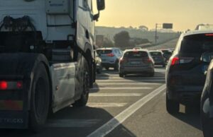 Cagliari, grossa buca e carreggiata ristretta sulla 195 Racc: traffico in tilt