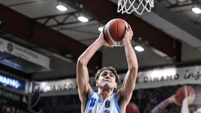 dinamo sassari schiacciata a canestro