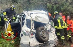 Paulilatino, auto si ribalta dopo scontro al guard rail: due feriti, uno è grave