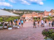 Arzachena rende omaggio all’Aga Khan: dedicata la piazza di Porto Cervo