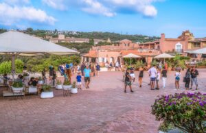 Arzachena rende omaggio all’Aga Khan: dedicata la piazza di Porto Cervo