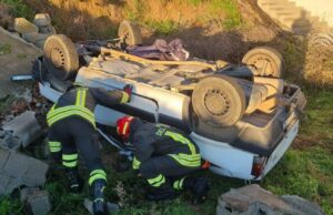 Elini, auto vola fuori strada e si ribalta: giovane in codice rosso