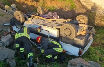 Elini, auto vola fuori strada e si ribalta: giovane in codice rosso