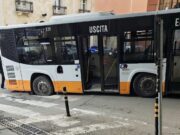 Cagliari, cede l’asfalto in viale Merello: bus bloccato in un’enorme buca