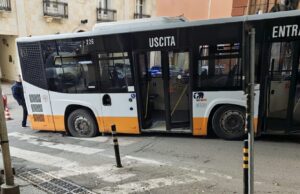 Cagliari, cede l’asfalto in viale Merello: bus bloccato in un’enorme buca