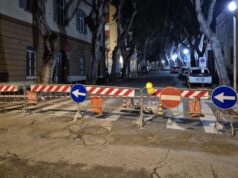 Cagliari, viale Merello chiusa per la buca che ha bloccato un bus