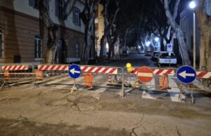 Cagliari, viale Merello chiusa per la buca che ha bloccato un bus