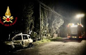 Assemini, auto in fiamme nella notte