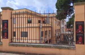 Cagliari, manifesti contro il “Giorno del Ricordo” | FdI: “Rimuoverli subito”