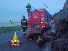 Frana sulla Statale 292 ad Alghero, carreggiata invasa da grossi massi