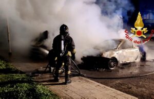 Paura nella notte sulla ex 131, auto va a fuoco: conducente illeso | Video