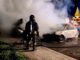 Paura nella notte sulla ex 131, auto va a fuoco: conducente illeso | Video