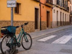 Cagliari, divieto di incatenare le bici ai pali: scatta il ricorso alla Corte Europea
