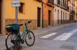 Cagliari, divieto di incatenare le bici ai pali: scatta il ricorso alla Corte Europea