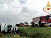Uta, autoarticolato si ribalta nella cunetta: autista in codice rosso
